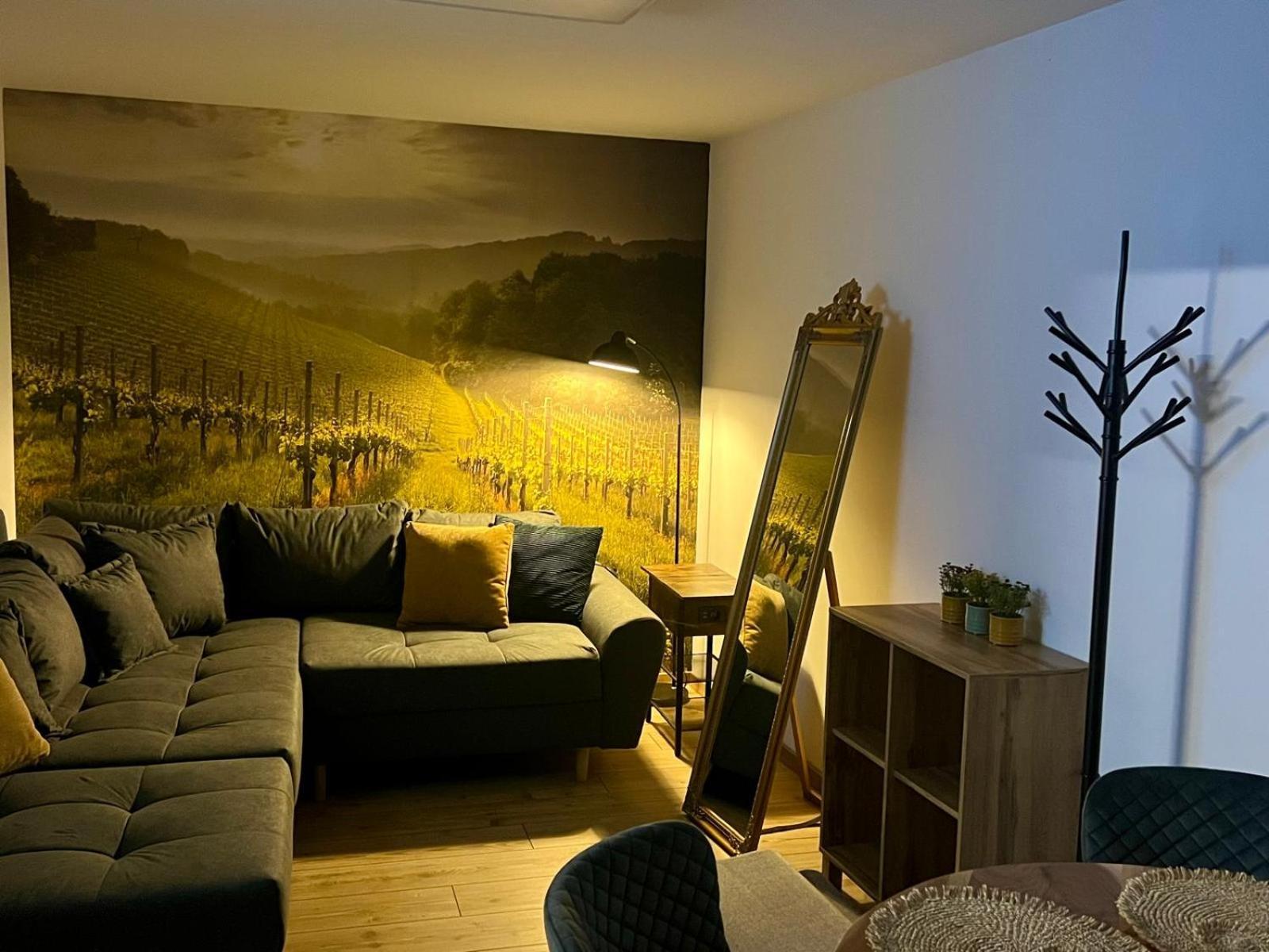 Apartment Fuer 2 Erwachsene Und 2 Kinder, Ausgestattet Mit Einem Weinkeller Und Einem Kleinen Hof - Self-Made Fruehstueck Inbegriffen Retz Ngoại thất bức ảnh